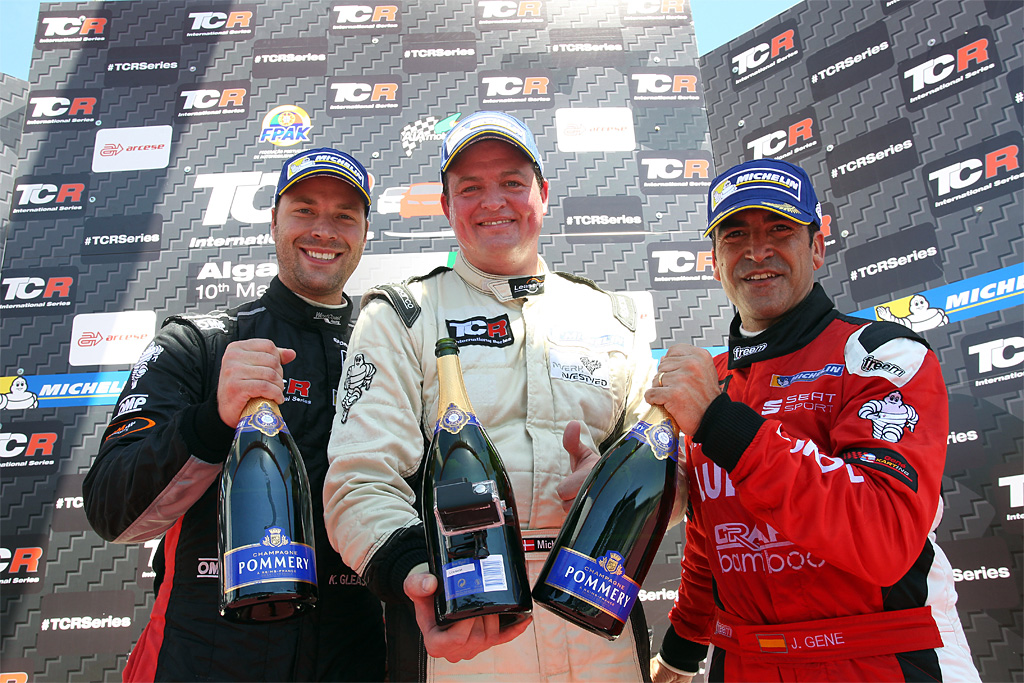 Nykjær vinder andet heat foran Kevin Gleason I Honda, (til venstre) og Jordi Gené i Seat (til højre)
(Foto: TCR)